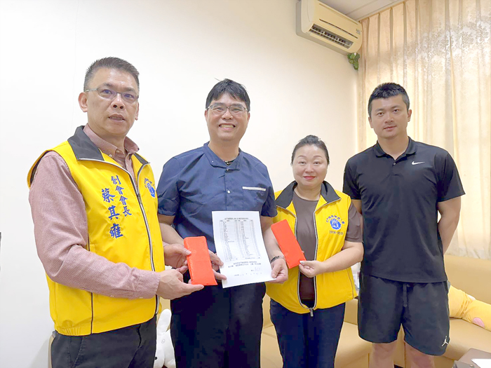 金門縣國際傑人會創會長蔡其雍（左1）、榮譽會長張莉（右2）代表將善款交由學校轉交學生。（金門農工提供）
