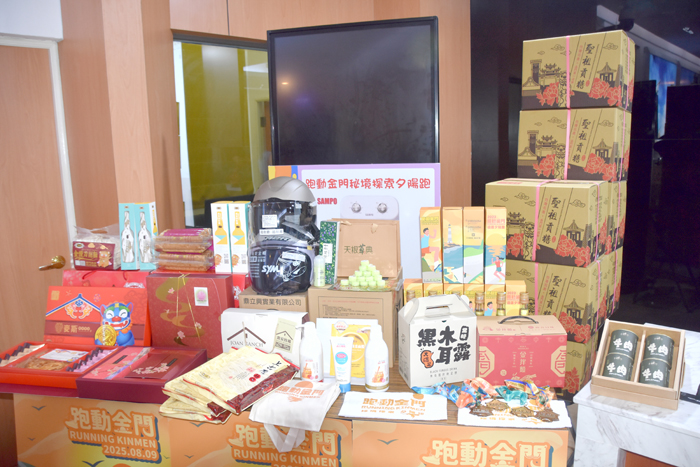 「2025跑動金門秘境探索夕陽跑」新聞發佈會由教育處長孫麗琪主持。這次彩品比上次更豐富。(莊煥寧攝)