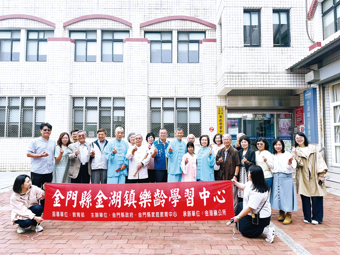 武德新莊社區長輩與蒞臨貴賓合影,笑容洋溢、活力十足。(李映蓉攝)