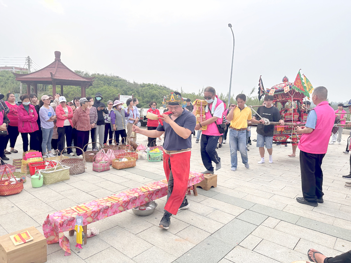 過布橋儀式,由法師依序請神造布橋,鄉老一人持金帛在前,村中男丁抬神輦。(張郁姍攝)