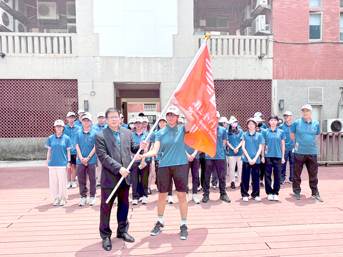 114年全國大專校院運動會即將在長榮大學登場，金門大學校長陳建民授予校旗給金大代表隊，期盼選手齊力為校爭光。（金大提供）