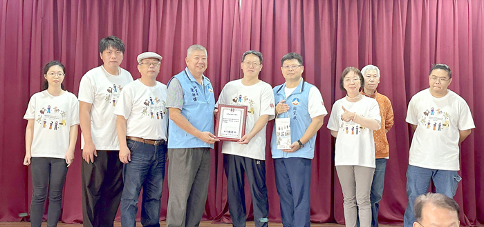 得獎模範勞工與秘書長、廠長合影,慶祝獲獎。(李映蓉攝)