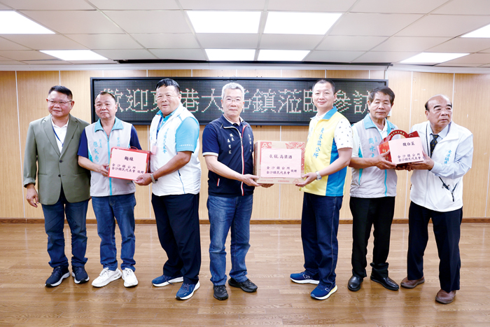 屏東縣東港鎮鎮長黃禎祥、代表會主席陳春朝、屏東縣議員方文正等率所會60位成員，22日拜訪金沙姊妹鎮，受到鎮長吳有家、主席周水土暨所會團隊熱烈相迎。（陳麗妤攝）