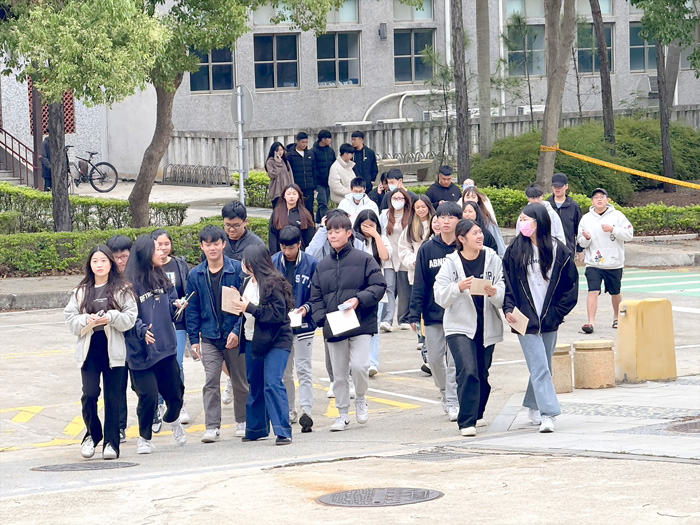 114學年度四技二專統一入學測驗，昨（26日）登場，金門考區考生步入試場。（金大提供）