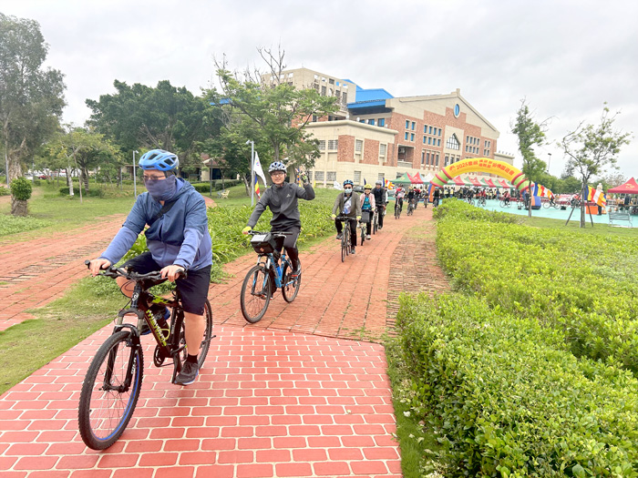 車友依序出發展開金寧秘境之旅。(許加泰攝)