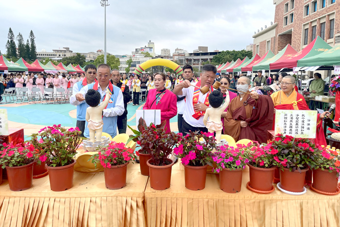 慶祝2025國定佛誕節暨母親節，「佛誕節暨母親節浴佛祈福園遊會」盛大舉辦，並安排一系列精彩表演，展現多元文化活力。（莊煥寧攝）