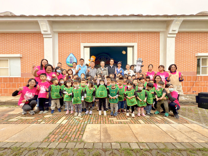 古寧國小幼兒園師生攜手見證水資源環境教育館開幕,共學環境永續。(金門國家公園提供)