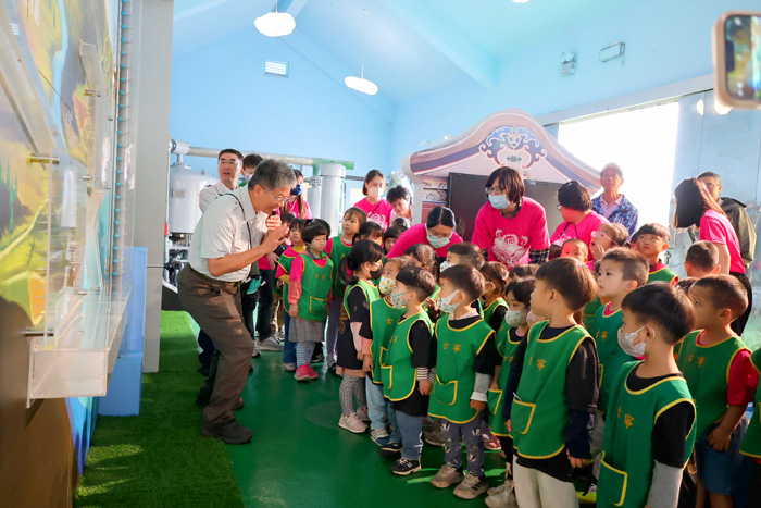 古寧國小幼兒園師生攜手見證水資源環境教育館開幕,共學環境永續。(金門國家公園提供)