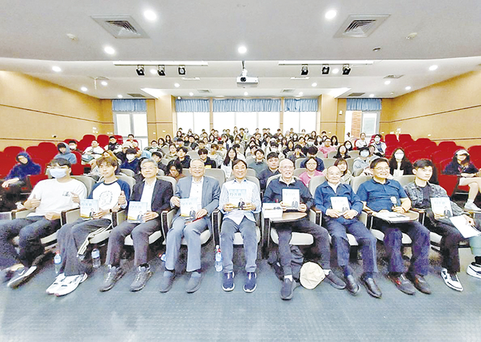 金門大學邀請新加坡CK集團總裁洪振群到校演講,洪振群和聽眾合影。
(金大提供)