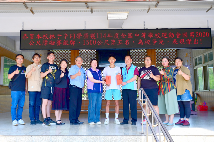 烈嶼國中林于辛於全中運2,000公尺障礙賽奪得第二名。烈嶼鄉長洪若珊、鄉代會主席林長耕頒發獎金。（烈嶼鄉公所提供）