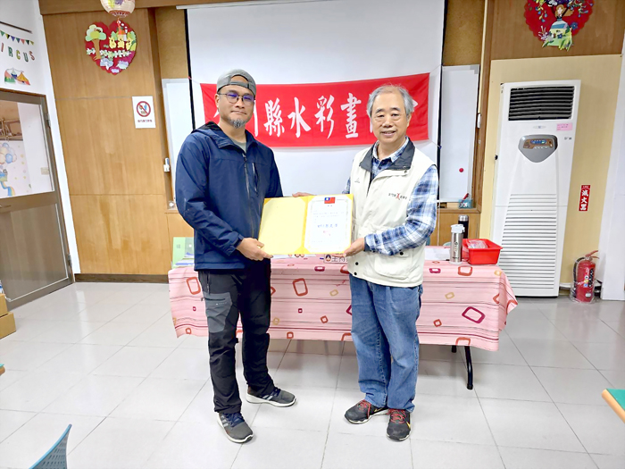 水彩畫協會禮聘首屆顧問,理事長楊天澤(右)頒發證書給予顧問鄭開翔(左)。(許峻魁攝)
