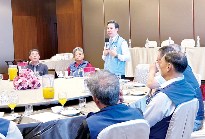 金門縣村里長聯誼會第十三屆第三次會員大會暨聯誼餐會昨日舉行,縣長陳福海親自出席,展現對村里體系的高度重視。(薛子軒攝)