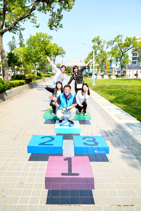 金湖鎮推出3D漂浮跳房子地景彩繪，成為新打卡熱點。（金湖鎮公所提供）