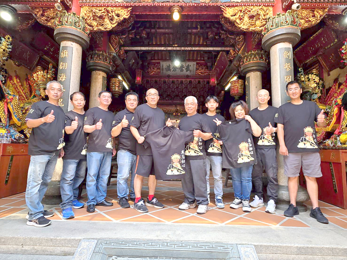 馬娟娟、黃清松、王燦良、陳正杰、楊懷仁共同捐贈五百件T恤。(許峻魁攝)