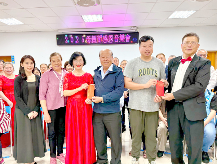議員洪成發(左四)、埔頭社區理事長洪毓璿(右二)各贈送紅包予金門縣合唱團。
(金門縣合唱團提供)