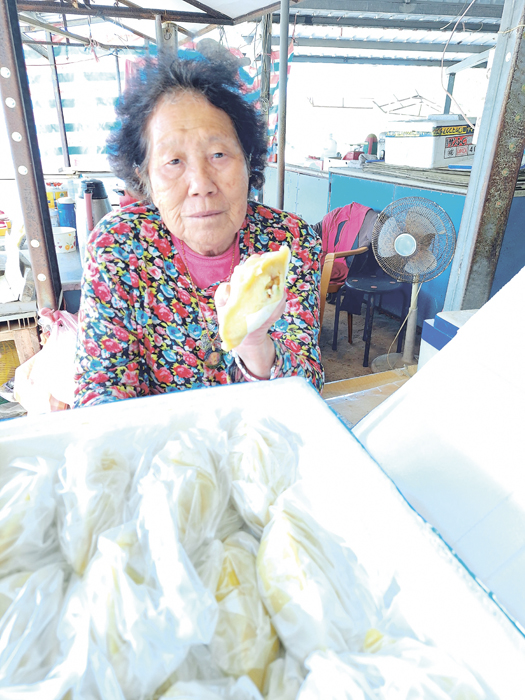 烈女廟前阿嬤菜粿。(蔡麗玉攝)