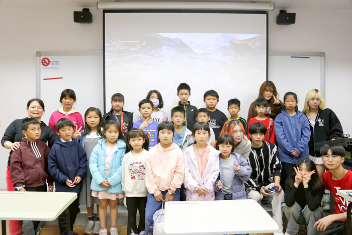 銘傳大學金門分部首次國小遊戲開箱營課程,透過有趣的「遊戲實況」、「開箱體驗」課程,讓每位與會學子從玩中學,練習口條也培養表達及邏輯思維能力。(銘傳金門分部提供)