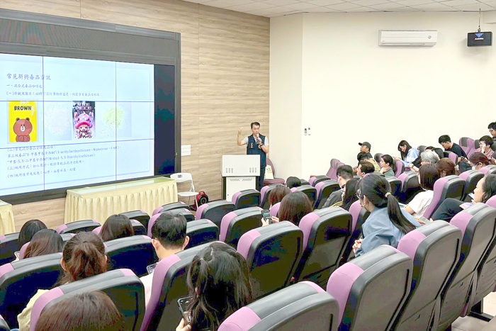 縣警察局少年警察隊隊長李鑫鍇應邀前抵中正國小視聽中心進行「新興毒品危害與校園安全」專題講座。
(縣警局提供)