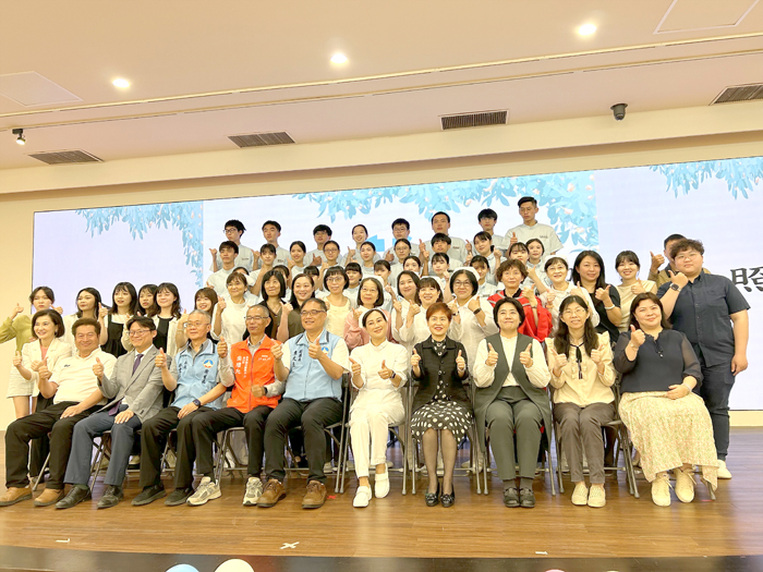 金門大學護理學系舉行加冠暨成黍典禮,副縣長李文良、來賓和受冠生、師長合影。(許加泰攝)