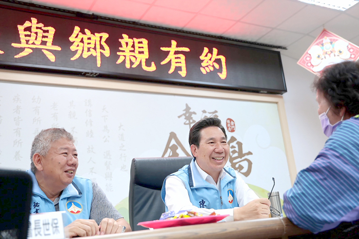 「縣長與鄉親有約」活動,縣長陳福海親自率領縣府秘書長陳世保、參議等首長,在縣府大禮堂與鄉親面對面溝通對話。(莊煥寧攝)