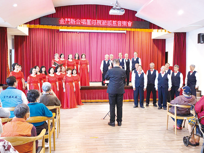 孝聲傳頌母親節感恩音樂會巡迴演唱,昨日在大同之家開唱。(許峻魁攝)