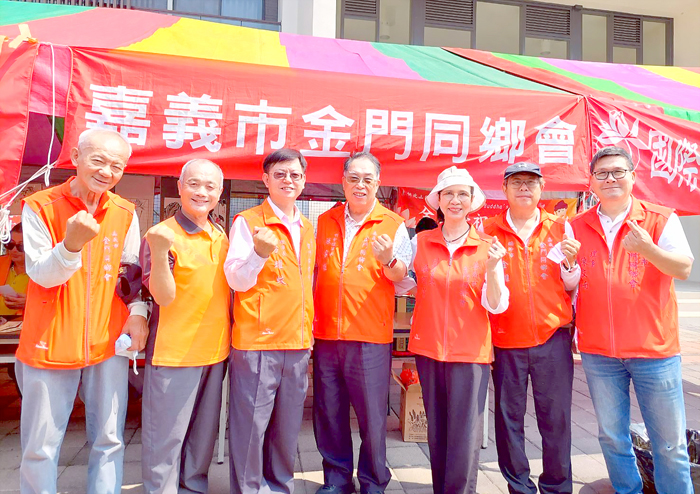 嘉義市金門同鄉會近日在嘉義縣水上鄉公所前廣場舉辦「逗陣來捐血、把愛傳出去」捐血活動。(該會提供)