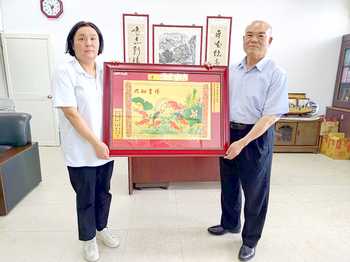 國民黨金門縣黨部主委陳玉珍(左)致贈賀匾恭賀新任漁會理事長陳水義(右)。(國民黨金門縣黨部提供)