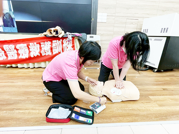 中正國小急救CPR+AED教育訓練課程。(中正國小提供)