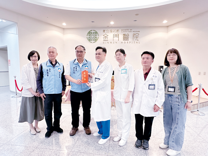 金門縣政府昨日展開端午節勞軍行程,向軍警醫護致敬。(張郁姍攝)