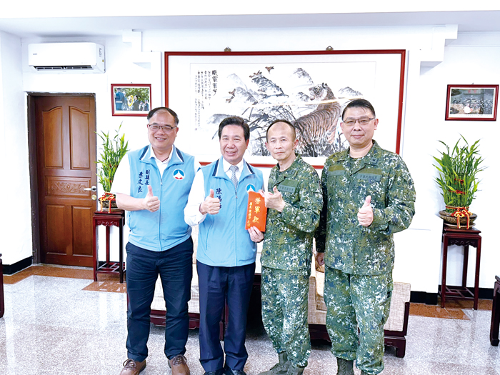 端午佳節將至,縣長陳福海與副縣長李文良等人前往拜會金防部指揮官黃先任中將。(陳冠霖攝)