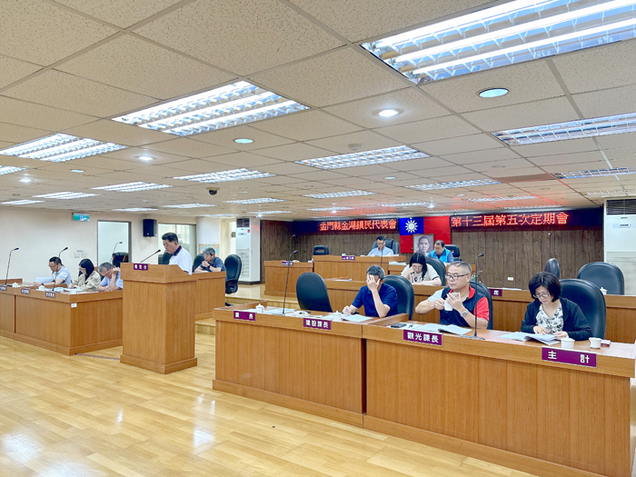 金湖鎮民代表會召開第13屆第5次定期大會,由鎮長陳文顧進行施政報告。
(張郁姍攝)