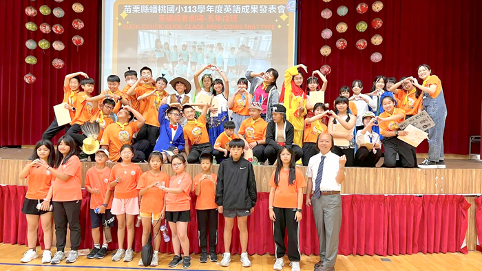 何浦國小選拔出9位四至六年級學生,由校長陳正字領軍赴台參與苗栗縣蟠桃國小國際教育雙語課程發表日活動,推廣家鄉在地文化與國際永續連結。(何浦國小提供)