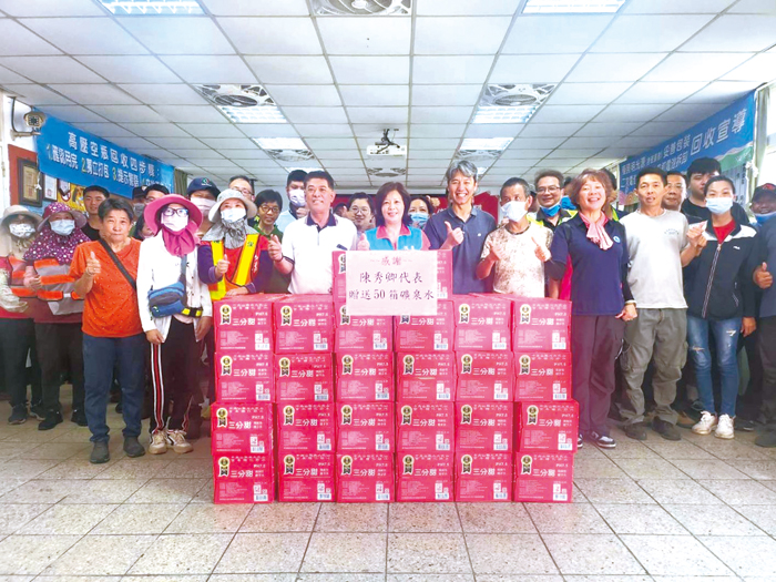 金湖鎮代表陳秀卿捐贈50箱礦泉水給金湖清潔隊,感謝清潔人員的付出。(金湖鎮公所提供)