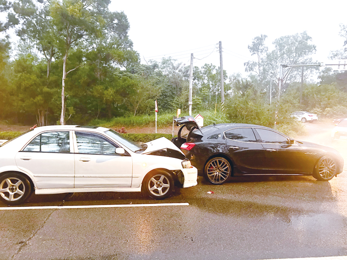 雨天行車視線差 2車發生碰撞事故