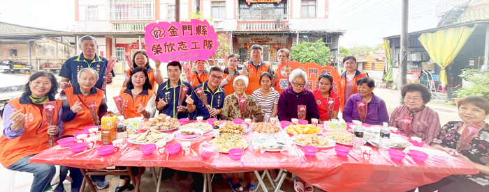 劉信義處長(前排左5)、林玉寶隊長(前排左3)、金寧隊志工與榮民合影。(金門縣榮服處提供)