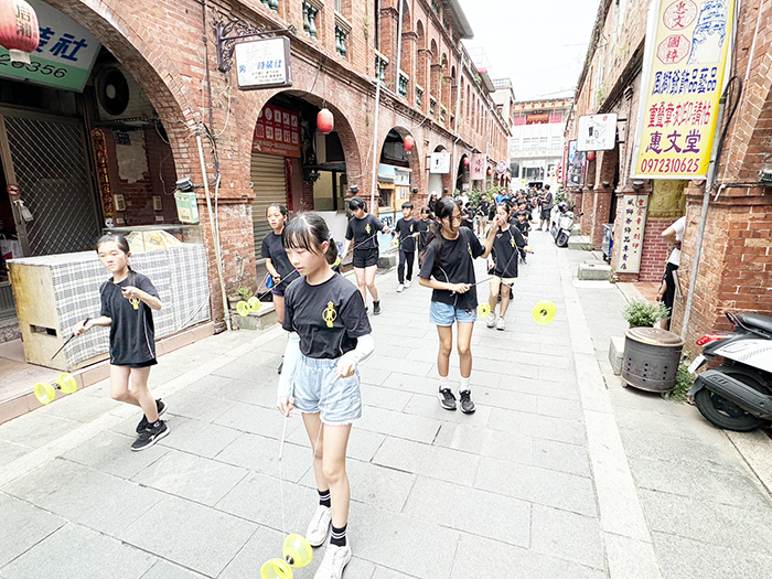今年「城隍慶賀團」有許多團體及學校社團熱情參與,尤其金鼎國小積極推廣民俗運動,該校扯鈴隊在得知訊息後便第一時間報名參加。(民眾提供)