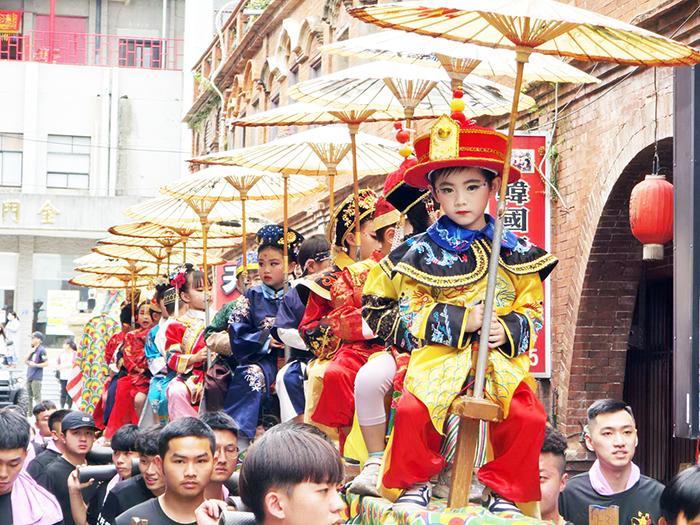 為慶祝金門浯島邑主城隍爺遷治345週年,金門天震堂等單位於昨日攜手籌組「慶賀遶境團」提前遶境暖身,沿途鼓聲齊鳴、鞭炮喧天。(莊煥寧攝)