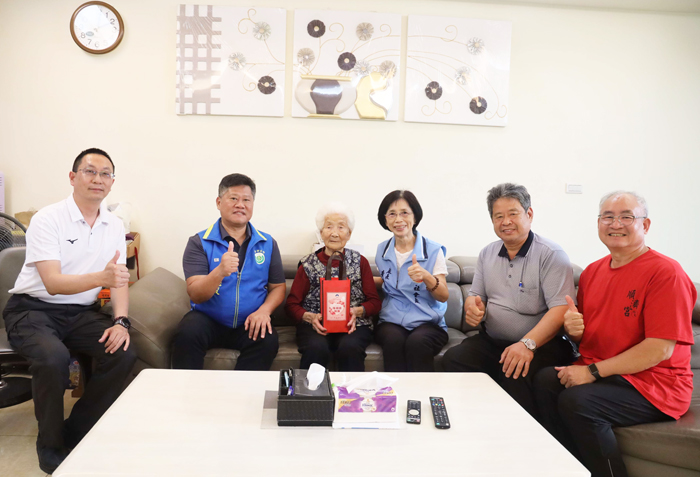 縣府致贈九十開外的媽媽母親節主題紀念酒。(金寧鄉公所提供)