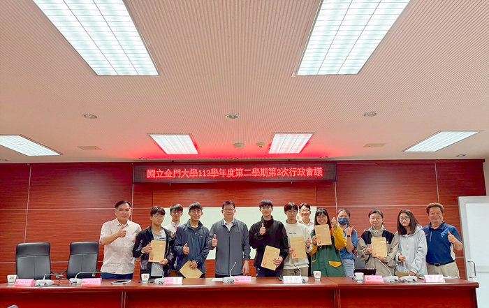 金門大學代表隊於全大運奪佳績,校長陳建民於學校行政會議中獎勵選手。(金大提供)