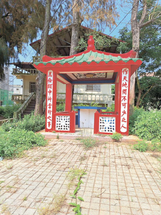 庵前涼亭後方樓為早期司令官駐所地。(蔡麗玉攝)