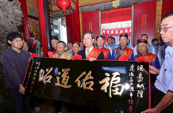 城隍遷治345年,縣長陳福海敬獻匾額與敬爐金。(薛子軒攝)