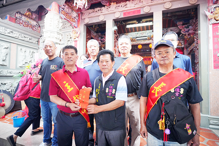 金湖鎮林兜、新頭「伍德宮」醮慶,鎮長陳文顧率各課室主管同仁前往上香祈福。(金湖鎮公所提供)