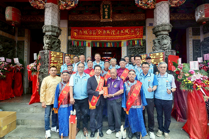 城隍遷治345年,縣長陳福海敬獻匾額與敬爐金。(薛子軒攝)