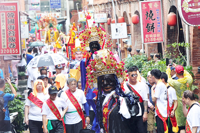 「浯島邑主城隍遷治三百四十五週年」遶境巡安昨(九)日熱鬧登場,雖然天降甘霖,但澆不熄信眾遶境的誠心。而現場除了各陣頭盟會與善男信女隨行,各界政要也到場加入扶轎行列,官民一心,共同見證城隍爺出巡的莊嚴與感動。(薛子軒攝)