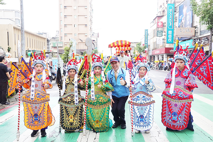 「浯島邑主城隍遷治三百四十五週年」遶境巡安昨(九)日熱鬧登場,雖然天降甘霖,但澆不熄信眾遶境的誠心。而現場除了各陣頭盟會與善男信女隨行,各界政要也到場加入扶轎行列,官民一心,共同見證城隍爺出巡的莊嚴與感動。(薛子軒攝)