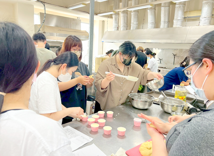 金門大學辦「初夏感恩月‧甜點手作時光」。(金大提供)