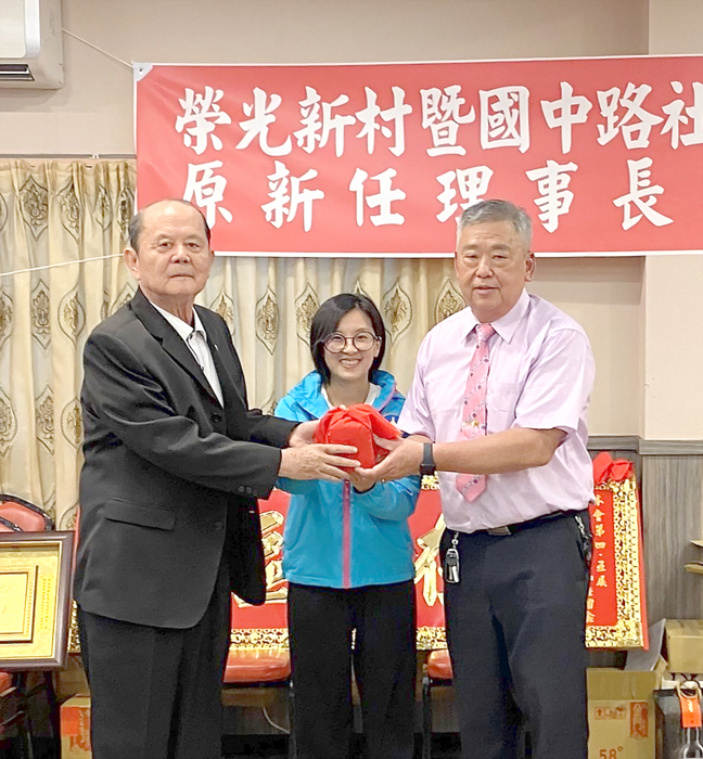王添泉自張光海手中接棒,擔任第六屆理事長。
(榮光新村暨國中路社區發展協會提供)