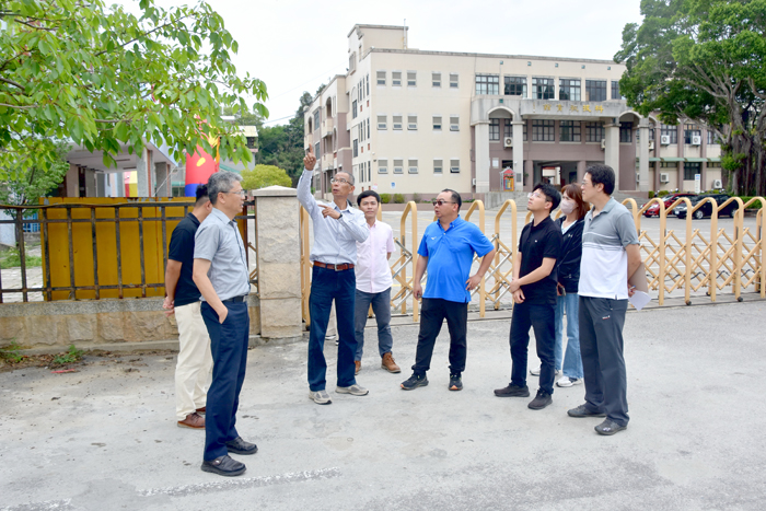 福建省政府牌樓花崗岩剝落恐危及民眾安全,金馬聯合服務中心執行長吳增允邀相關單位會勘。(莊煥寧攝)