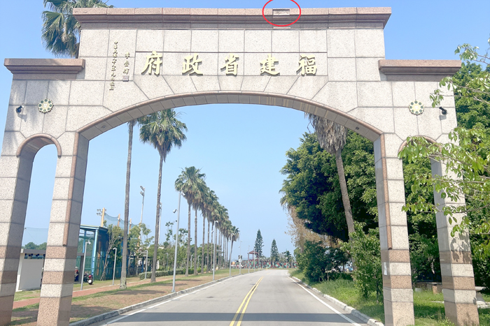 福建省政府牌樓花崗岩剝落恐危及民眾安全,金馬聯合服務中心執行長吳增允邀相關單位會勘。(莊煥寧攝)