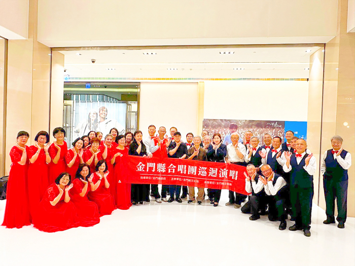 金門縣合唱團「孝聲傳頌—2025母親節感恩音樂會」巡迴演出,壓軸場10日在昇恆昌金湖廣場溫馨登場。(陳冠霖攝)
